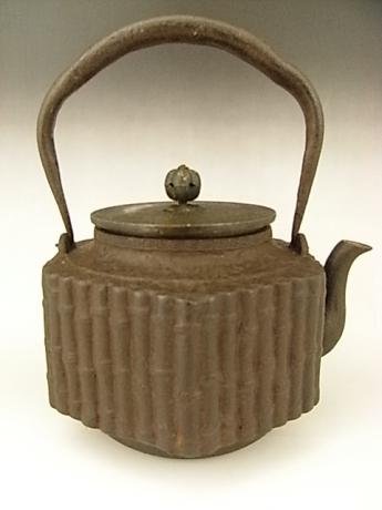 JAPANESE EARLY 20TH CENTURY IRON POT<br><font color=red><b>SOLD</b></font>