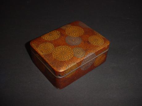 EDO PERIOD LACQUER CHRYSANTHEMUM DESIGN BOX<br><font color=red><b>SOLD</b></font>
