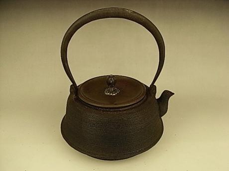 JAPANESE EARLY 20TH CENTURY IRON KETTLE WITH SILVER INLAYS