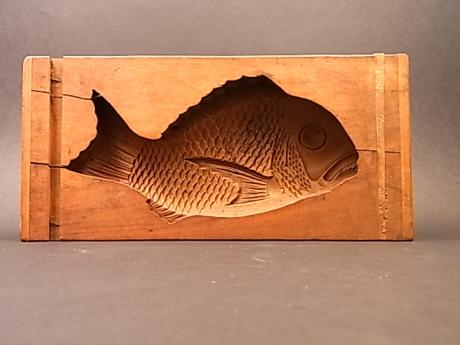 JAPANESE EARLY TO MID 20TH CENTURY SEA BREAM DESIGN KASHIGATA<br><font color=red><b>SOLD</b></font>