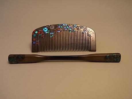 JAPANESE EARLY SHOWA PERIOD COMB AND BOBKIN SET WITH FLOWER AND WATER DESIGN<br><font color=red><b>SOLD</b></font>