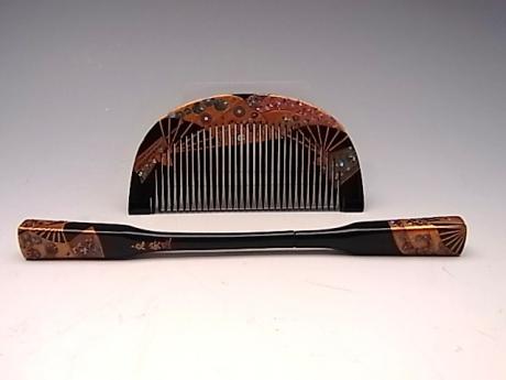 JAPANESE EARLY SHOWA PERIOD COMB AND BOBKIN SET WITH FAN DESIGN<br><font color=red><b>SOLD</b></font>