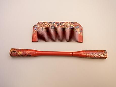 JAPANESE EARLY SHOWA PERIOD RED LACQUER COMB WITH SHELL INLAYS IN FLORAL DESIGN<br><font color=red><b>SOLD</b></font>