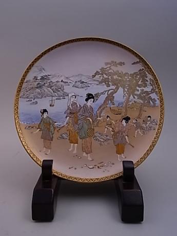 JAPANESE EARLY 20TH CENTURY SATSUMA PLATE BY SHOZAN<br><font color=red><b>SOLD</b></font> 