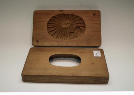JAPANESE 20TH CENTURY WOODEN MOLD FOR SWEET RICE-FLOUR CAKES
