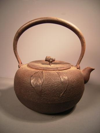 JAPANESE EARLY 20TH CENTURY PERSIMMON DESIGNED IRON POT