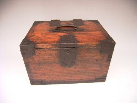 JAPANESE MEIJI PERIOD SMALL CALLIGRAPHY BOX WITH HINGED TOP<br><font color=red><b>SOLD</b></font>