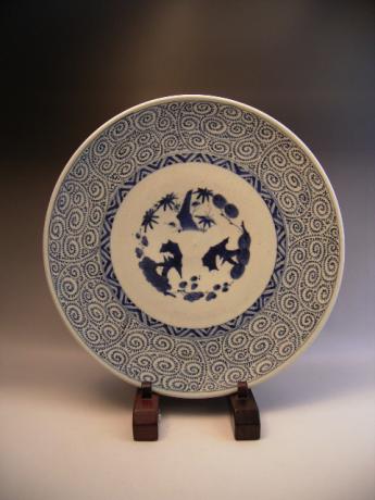 JAPANESE 19TH CENTURY BLUE AND WHITE TAKO KARAKUSA DESIGN CHARGER