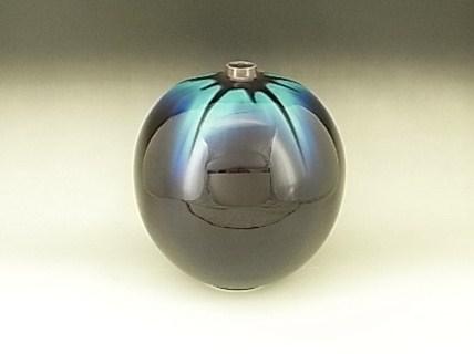 JAPANESE LATE 20TH TO EARLY 21ST CENTURY PORCELAIN VASE BY LNT TOKUDA YASOKICHI III<br><font color=red><b>SOLD</b></font>