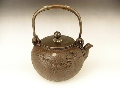 JAPANESE MID 29TH CENTURY IRON POT<br><font color=red><b>SOLD</b></font>