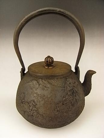 JAPANESE EARLY 20TH CENTURY IRON POT<br><font color=red><b>SOLD</b></font>