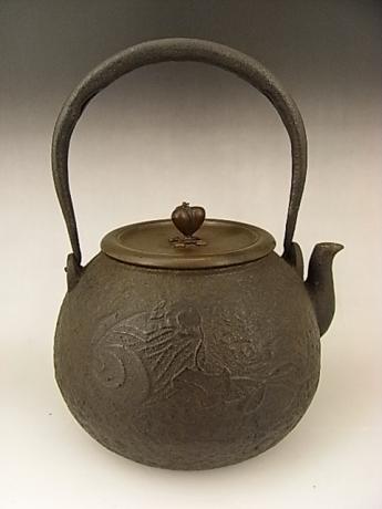 JAPANESE EARLY - MID 20TH CENTURY IRON POT WITH KOZUCHI AND MOUSE DESIGN<br><font color=red><b>SOLD</b></font>