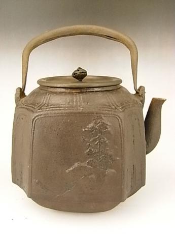 JAPANESE EARLY 20TH CENTURY IRON POT BY RYUBUNDO<br><font color=red><b>SOLD</b></font>