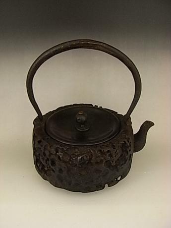 JAPANESE EARLY 20TH CENTURY IRON KETTLE BY RYUBUNDO<br><font color=red><b>SOLD</b></font>