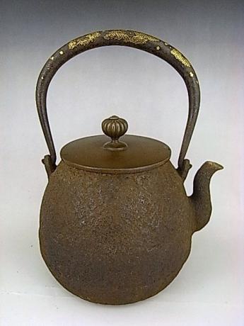 JAPANESE EARLY 20TH CENTURY IRON KETTLE BY RYUBUNDO WITH KOMAI-STYLE GOLD INLAYS ON HANDLE<br><font color=red><b>SOLD</b></font>