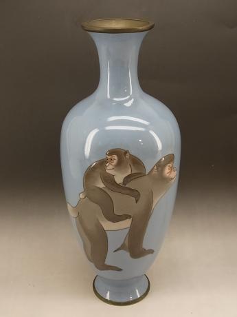 JAPANESE EARLY 20TH CENTURY ANDO MORIAGE MONKEY DESIGN CLOISONNE VASE