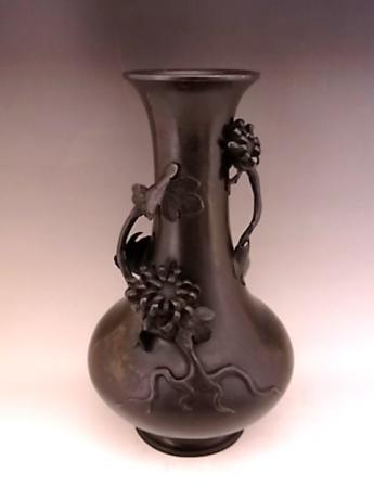 JAPANESE EARLY 20TH CENTURY BRONZE CHRYSANTHEMUM VASE