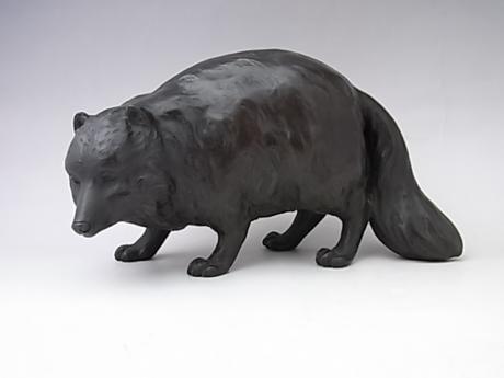 JAPANESE EARLY TO MID 20TH CENTURY BRONZE TANUKI BADGER OKIMONO