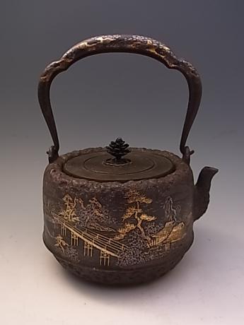 JAPANESE EARLY 20TH CENTURY IRON TEA KETTLE WITH GOLD AND SILVER INLAYS FROM KIJUNDO <br><font color=red><b>SOLD</b></font>