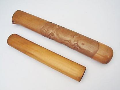 JAPANESE EARLY 20TH CENTURY CARVED WOODEN PIPE CASE BY TOSHIYAMA SOKO