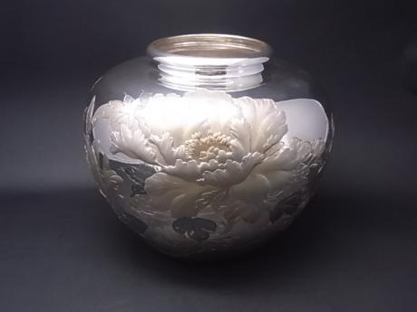 JAPANESE EARLY 20TH CENTURY LARGE PURE SILVER VASE WITH PEONY DESIGN BY KANO SEIUN<br><font color=red><b>SOLD</b></font>