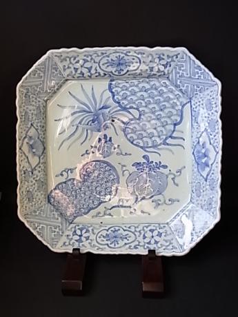 JAPANESE EARLY 20TH CENTURY BLUE AND WHITE CHARGER<br><font color=red><b>SOLD</b></font>
