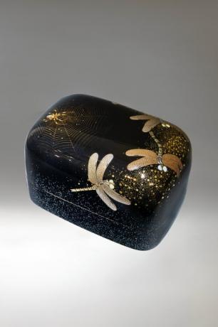 JAPANESE 21ST CENTURY LACQUER BOX WITH DRAGOFLY AND SPIDER DESIGN BY OKADA SHIHOU<br><font color=red><b>SOLD</b></font> 