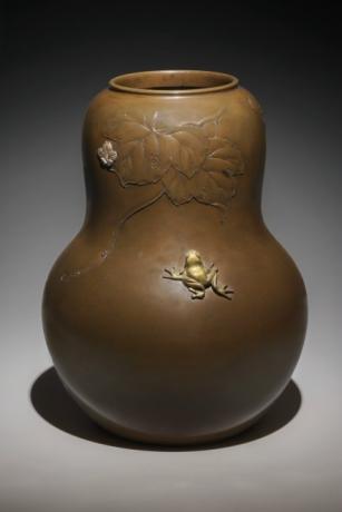 JAPANESE EARLY 20TH CENTURY BRONZE VASE WITH FROG AND LEAF DESIGN BY MITSUTERU