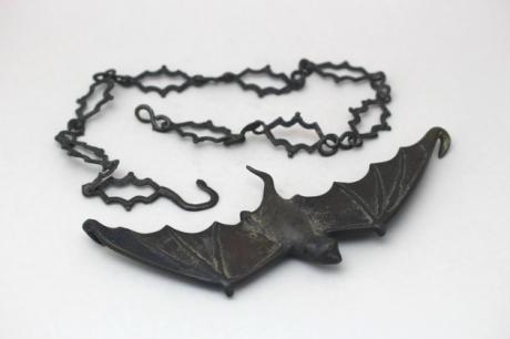 JAPANESE LATE 19TH/EARLY 20TH CENTURY BRONZE HANGING BAT<br><font color=red><b>SOLD</b></font