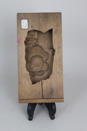 JAPANESE 20TH CENTURY WOODEN MOLD FOR SWEET RICE-FLOUR CAKES<br><font color=red><b>SOLD</b></font> 