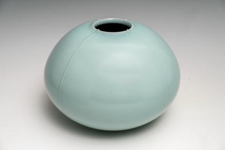 JAPANESE LATE 20TH C PORCELAIN VASE BY FUKAMI SUEHARU<br><font color=red><b>SOLD</b></font>