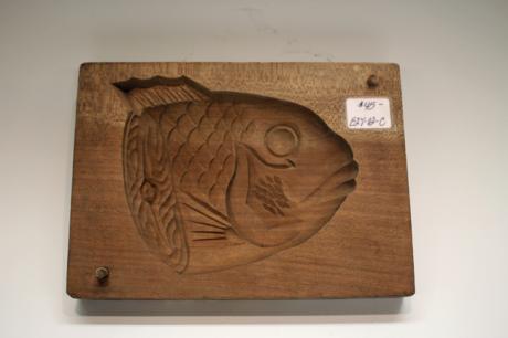 JAPANESE 20TH C. FISH DESIGN WOOD RICE CAKE MOLD