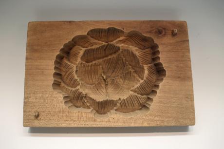 JAPANESE 20TH CENTURY WOODEN MOLD FOR SWEET RICE-FLOUR CAKES