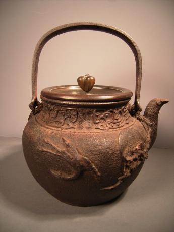 MEIJI PERIOD TSURU KAME DESIGN IRON POT<br><font color=red><b>SOLD</b></font>