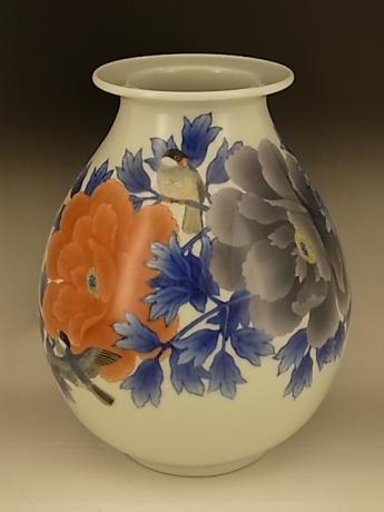 EARLY 20TH CENTURY MAKUZU KOZAN PORCELAIN VASE<br><font color=red><b>SOLD</b></font>