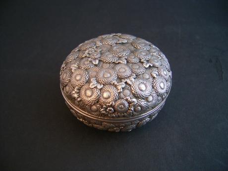 JAPANESE PURE SILVER CHRYSANTHEMUM KOGO INCENSE BOX<br><font color=red><b>SOLD</b></font>