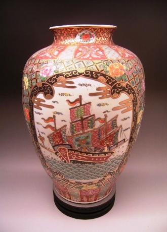 JAPANESE 20TH CENTURY LARGE IMARI VASE<br><font color=red><b>SOLD</b></font>