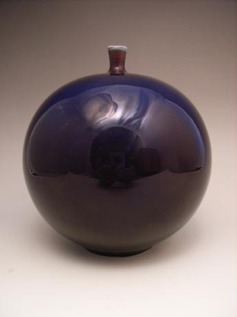 JAPANESE 20TH CENTURY PORCELAIN VASE BY LIVING NATIONAL TREASURE TOKUDA YASOKICHI III<br><font color=red><b>SOLD</b></font>