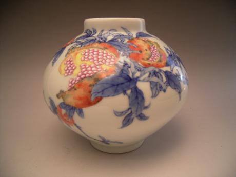 JAPANESE EARLY 20TH CENTURY PORCELAIN POMEGRANATE DESIGN VASE BY MAKUZU KOZAN<br><font color=red><b>SOLD</b></font>