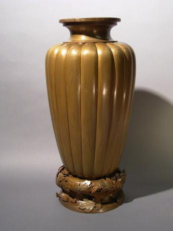 JAPANESE MEIJI PERIOD LARGE CHRYSANTHEMUM DESIGN BRONZE VASE