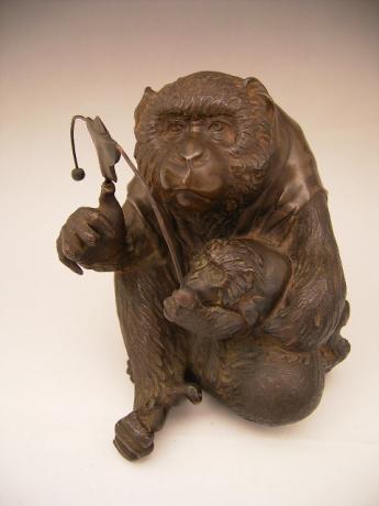 JAPANESE MEIJI PERIOD BRONZE OKIMONO OF MOTHER AND BABY MONKEY<br><font color=red><b>SOLD</b></font>