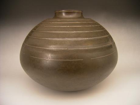 JAPANESE 20TH CENTURY BRONZE VASE WITH ETCHED AND INLAID DESIGN BY HONBO KEISEN DATED 1983<br><font color=red><b>SOLD</b></font>