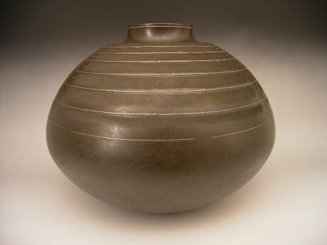 JAPANESE 20TH CENTURY BRONZE VASE WITH ETCHED AND INLAID DESIGN BY HONBO KEISEN DATED 1983<br><font color=red><b>SOLD</b></font>