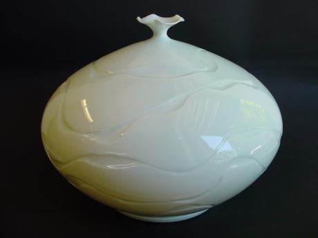 20TH CENTURY WHITE CELADON PORCELAIN VASE BY YAMAGUCHI MIKIHIKO. <br><font color=red><b>SOLD</b></font>