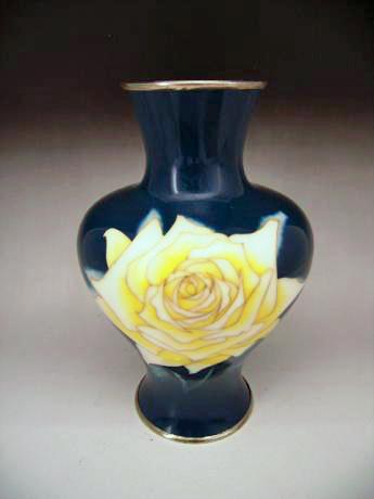 <br><font color=orangered><b>SALE</b></font>  JAPANESE EARLY 20TH CENTURY ROSE DESIGN CLOISONNE VASE BY TAMURA